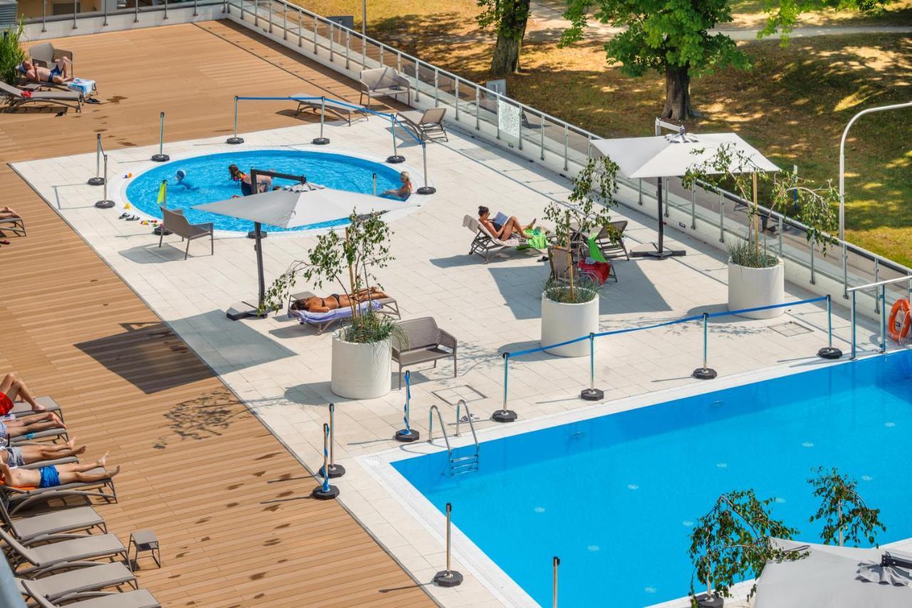 Apartamenty Sun & Snow Nadmorskie Tarasy Z Basenem Kołobrzeg Exteriör bild